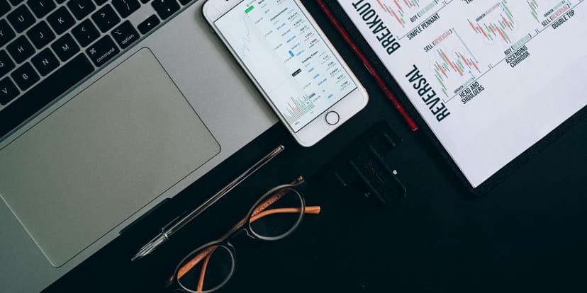 Silver Holds Above $90 as Yields Slip and Tech-Led Risk-Off Hits Stocks